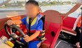 Bé trai 3 tuổi cầm lái ca nô trên sông, cha quay clip đăng mạng