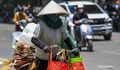 Người lao động nhọc nhằn mưu sinh dưới nắng như đổ lửa
