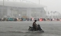 Quảng trường trước sân vận động Mỹ Đình và nhiều khu vực ở Hà Nội ngập nặng do mưa lớn