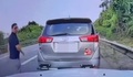 Không được nhường đường, nam tài xế chặn đầu xe ô tô giữa cao tốc 