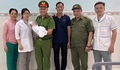 Xót xa bé trai sơ sinh bị bỏ lại ven đường trong túi nilon màu đỏ
