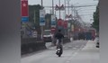 Buông cả hai tay, đánh võng giữa đường, nam thanh niên trả giá đắt