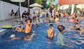 Chen chân đi bơi giải nhiệt: Dịch vụ quanh bể bơi 'hốt bạc'
