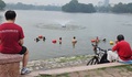 Hà Nội: Bãi xe Công viên Thống Nhất phình to, hồ cấm vẫn có người bơi