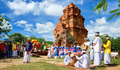 Nhiều người dân và du khách chờ đón Ngày hội Văn hóa dân tộc Chăm