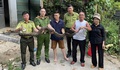 Khống chế và giao nộp cá thể trăn hoang dã cho cơ quan chức năng
