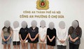 Bắt 8 thiếu nữ đang 'chơi phỏm'