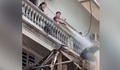 Xác minh clip hàng xóm dùng vòi nước xịt thẳng vào người thợ đang tháo dỡ công trình