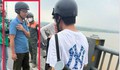 Trung tá công an Hải Phòng kịp thời ngăn người phụ nữ định nhảy cầu Vĩnh Tuy
