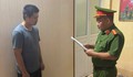Cởi trần xông vào trụ sở UBND xã, nam thanh niên xúc phạm cán bộ, đập phá tài sản