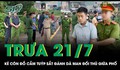 Trưa 21/7: Nghĩ bị 'giành địa bàn' thu mua phế liệu, côn đồ cầm tuýp sắt đánh dã man đối thủ giữa phố