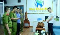 Không phải bác sĩ vẫn mở phòng khám và 'điều trị' cho bệnh nhân