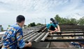Lữ đoàn 175 giúp người dân Cà Mau dựng lại mái nhà sau giông lốc