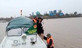 Bão số 1: Sản phụ vỡ ối được bộ đội biên phòng chở xuồng từ đảo vào đất liền cấp cứu