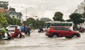 Mưa lớn làm ngập sâu nhiều tuyến phố Hải Phòng, người dân khó khăn di chuyển
