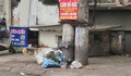 Hà Nội: Bất chấp biển cấm, vỉa hè phố Hoàng Hoa Thám thành bãi rác