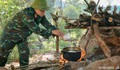 Giữa rừng sâu, người bác sĩ vừa chữa bệnh vừa lo từng bữa cơm cho đội tìm kiếm hài cốt liệt sĩ