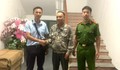 Bất ngờ nhận hơn 200 triệu từ người lạ, con trai nhờ bố đẻ báo công an