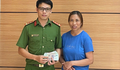 Nhặt được ví có vàng, người phụ nữ lập tức báo công an