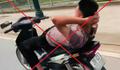 Công an Thái Nguyên triệu tập nam thanh niên thả hai tay, nằm trên yên lái xe