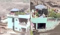 Ngôi nhà 2 tầng màu xanh kiên cố trụ vững giữa trận lũ quét ở Nepal