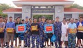 Bàn giao 32 ngư dân gặp nạn trên biển để đưa về đất liền