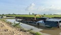 Khởi tố đối tượng múc đất dưới kênh lên bán trái phép