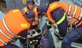 Cận cảnh giải cứu sà lan mắc kẹt dưới cầu đường sắt giữa dòng nước lũ