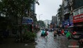 Mưa lớn đúng giờ đi làm, người Hà Nội chật vật di chuyển trên phố