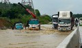 Vẫn còn hơn 40 điểm ngập và sạt lở gây ách tắc giao thông do mưa lũ
