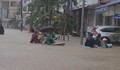 Video người dân chèo thuyền giữa phố trong biển nước ở Nghệ An