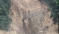 Hàng trăm mét khối đất đá đổ xuống như thác, vùi lấp đường ở Nghệ An