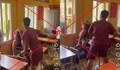 Học sinh lớp 9 dùng cán chổi đánh bạn trong lớp ở Lào Cai
