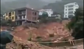 Đất đá cuồn cuộn ập vào làng khiến 1 người chết và 11 người mất tích