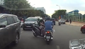 Thót tim cảnh xe máy sang đường từ góc khuất, gây họa cho xe khác
