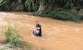 2 thanh niên cứu bé gái khỏi dòng nước chảy xiết khi đi qua đập tràn