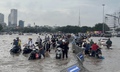 Hà Nội sau mưa lớn, người dân bì bõm giữa 'biển nước' trong giờ cao điểm