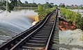 Nước lũ cuốn trôi nền đường sắt Hà Nội - Thái Nguyên, đơn vị quản lý lên tiếng
