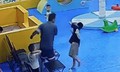 Bé 8 tuổi bị tát 'ù tai' vì ném bóng trúng bạn, người mẹ đã trình báo công an