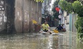 Phố thành sông, người dân đi lại bằng thuyền, cuộc sống đảo lộn vì mất điện, nước