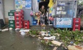 Mưa lớn, triều cường dâng, người dân ven biển Huế vật lộn giữa biển nước và rác thải