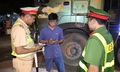 CSGT Hà Nội 'hóa trang' đón lõng xe quá tải trong đêm