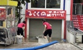 Người dân 'ốc đảo triệu đô' ở Hà Nội tất bật dọn nhà sau ngập lụt