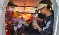 Công an kịp thời đưa 2 cháu bé sốt cao, co giật giữa vùng lũ cô lập đến bệnh viện