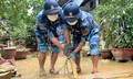 Học viên Hải quân dọn bùn đất giúp người dân vùng lũ 