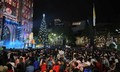 Hà Nội: Người dân đổ về các nhà thờ, khu vui chơi chờ đón đêm Giáng sinh năm 2025