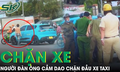 Khống chế người đàn ông cởi trần cầm dao chặn xe taxi tìm vợ