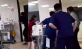 V&#236; sao lại ngang nhi&#234;n đ&#225;nh đập, chửi bới nh&#226;n vi&#234;n y tế khi họ đang cứu người th&#226;n của m&#236;nh?