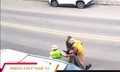 Cảnh sát dùng xe chuyên dụng đưa người đàn ông bất tỉnh bên lề đường đi cấp cứu