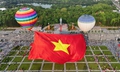 Đại kỳ tung bay trên quảng trường Hồ Chí Minh